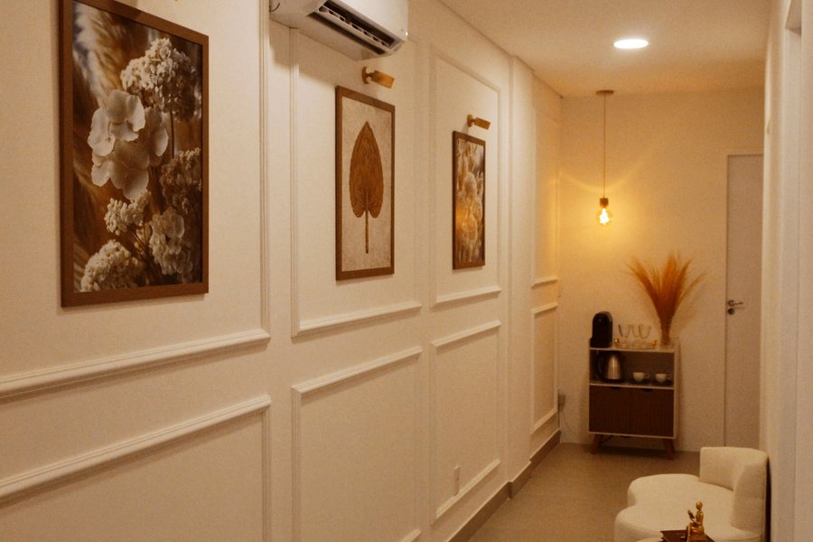 照明が灯る落ち着いた廊下